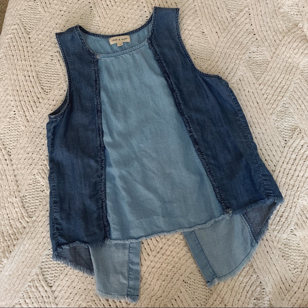 cloth & stone Chambray Split Back Raw Hem Top